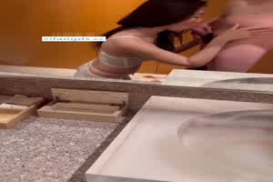 【约厦航空姐，私人影院还敢这样玩？】这气质不愧是飞国际航班的，近距离深喉，对着镜子后入，完美露脸  背景图片