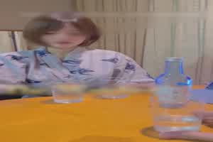 与漂亮女友旅行在酒店做爱增加感情  背景图片