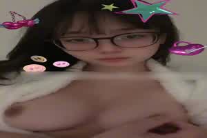 睡袍自拍  背景图片