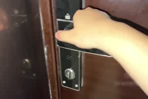 圣诞礼物-F乳双马尾女友  背景图片