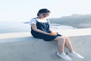 大眼小萌妹给男友戴绿帽 3P同校男生  背景图片