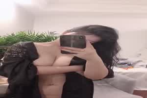 穿着一件外套自拍  背景图片