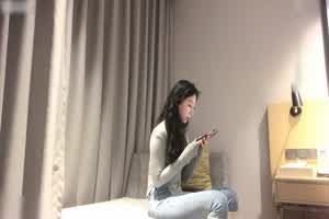 重金约操高端外围，极品白虎一线天，御姐丝袜高跟大长腿，舌吻调情花式啪啪  背景图片