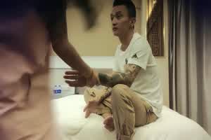 背带裤萌妹操哭哇哇叫，花臂纹身让妹子自己自慰，侧入猛操太大妹子受不了  背景图片