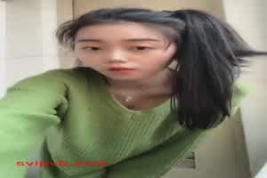 妹妹在厕所展现好身材  背景图片