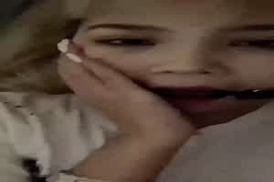 太骚了颜值还高偷偷在宿舍手淫  背景图片