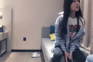 战狼行动肌肉男约了个高颜值妹子，情趣装黑丝扣弄无毛粉穴上位骑乘  背景图片