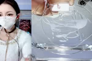 抖音极品双视角主播【一只霸王兽】各种双视角裸舞把大屁股打红，拉珠肛塞  背景图片