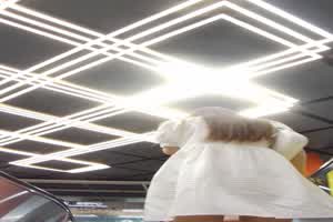 地铁偷拍小姐姐的裙底风光  背景图片