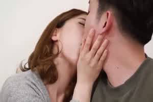 S级超美黄金比例美女，骑在在沙发上的男友身上  背景图片