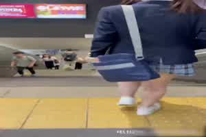 日本电车挑战 真正的素人 挑战内心极限的大尺度露出  背景图片