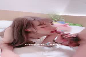 【反差母狗】无毛骚穴骑乘位，草死我爸爸，娇喘呻吟太骚了，变成听话的母狗完全玩坏了。  背景图片