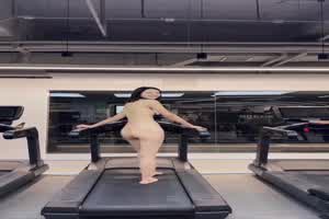 美女健康做爱机器健身房  背景图片