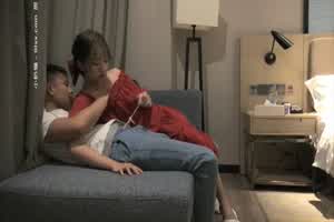 91探花 年轻马尾巨乳正妹开始咬咬小哥就爽到受不了了！  背景图片