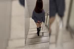 骚货女友骑马  背景图片