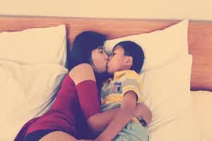 【私藏首发】小马拉大车天花板完整版！带着儿子去嫖妓，小小年纪技能点满！  背景图片