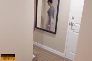 性感少女为男友还债，主动献身富豪  背景图片