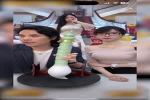 门事件 紧急告知家人们看直播时一定要学会善于发现亮点！因为这样总是能发现意想不到的美丽风景！  背景图片