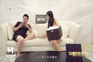 后入被洗衣机卡住的美臀女室友  背景图片