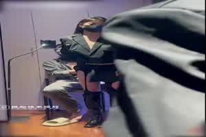 小二先生 性感大长腿正妹对镜拍 狂打屁屁 真的好会骑马 完整版  背景图片