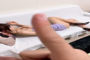 自己沙发上玩弄巨乳  背景图片