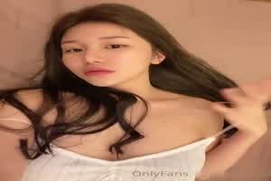 马来西亚网红puiyi淫荡的巨乳  背景图片