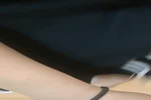 洗澡刮体毛妈妈回来了，让妈妈看看给我口活  背景图片