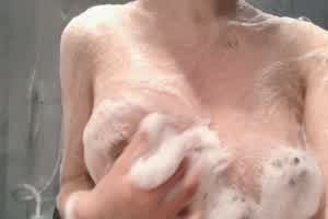 芋喵喵-泡沫洗乳头都硬了  背景图片