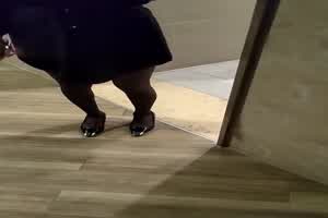 在厕所与援交妹激情啪啪啪  背景图片