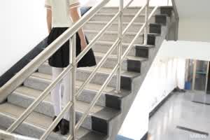 少女户外露出5  背景图片