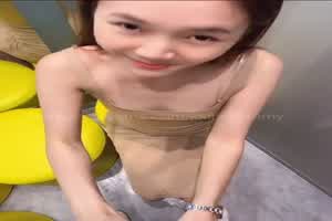 kimmy挑战商场试衣间中出  背景图片