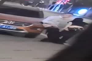 网曝门 育才花园路边直接开始抽插  背景图片