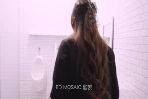 H奶同事娃娃在男厕自慰被抓到，直接肉棒伺候不要跟你演~  背景图片