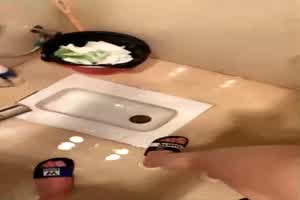 小两口子吃完晚饭，一起洗澡，擦枪走火在厕所就干了起来，后入式，艹得甜美的少妇妻子嗷嗷叫！  背景图片