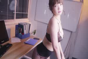 雪晴Astra - 年纪不大的上司姐姐  背景图片