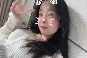 可爱的卷发妹下面也是粉粉嫩嫩  背景图片