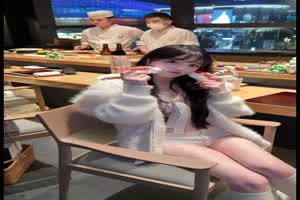 【最新泄密，抖音300万天降之雯包括之前流出截止5月最新】给金主颜射舔干净鸡巴赚钱后  背景图片