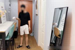 抖音前段时间最热门的黄色战袍  背景图片