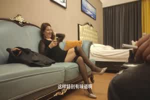 【熟妇人妻】眼镜知性人妻，教师制服扮演，黑丝高跟，极度诱惑，孩子已经长大了吧，看我使劲操他妈妈的骚逼  背景图片