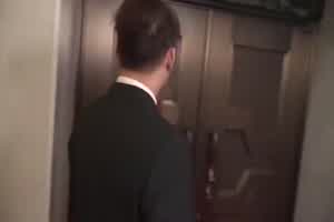 国产原创 av 招待所 极品老板娘亲自接待男翻译到酒吧疯狂嗨  背景图片