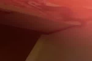 纹身嫩妹美乳被大鸡巴按在床上狠狠操 差点被操哭  背景图片