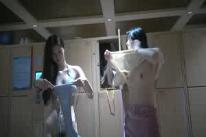 【贫乳姐妹花被偷拍，女孩在外一定要注意】水上乐园抄底各种高颜值女孩，姐妹两换装全程都被偷拍下来了  背景图片