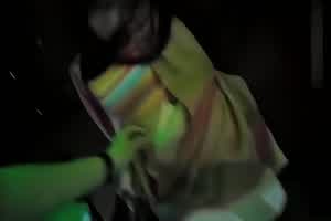 超劲爆，下Y迷倒女友，带回酒店让兄弟们从晚上蹂躏到天亮  背景图片