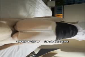 冲刺把母狗操到高潮，停下来腿一直在颤抖不停，又被接着插进去继续操，被差喷潮尿了两次  背景图片