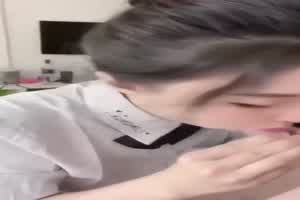 JK制服极品女神带男友在闺房口交口爆  背景图片