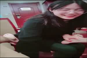 【真实强上英语老师】没事别乱勾引人，挑逗学生被强推，看来强奸也不是那么容易，强上摁住半天才插进去！  背景图片