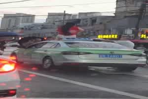 门事件 裸女爬车跳舞引起民众拍摄  背景图片