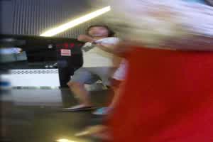 情侣逛商场偷拍别人女友裙底风光  背景图片