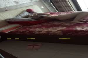 后入极短发妹  背景图片