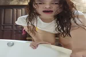 浴缸后被后入  背景图片